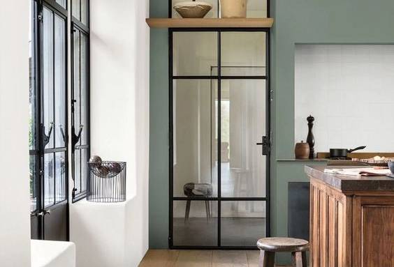 Mur peint en bleu paon dans la cuisine - Arras 62