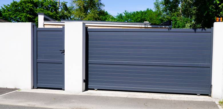 Portail acier plein avec portillon piétons