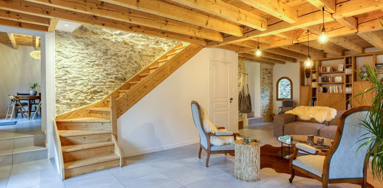 La pièce à vivre a été rénovée, et le mur en pierre a été sublimé ! 
