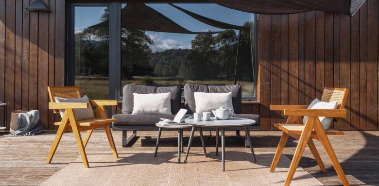 exemple d'une terrasse moderne avec espace repas et coin détente extérieur dans le Val-d’Oise