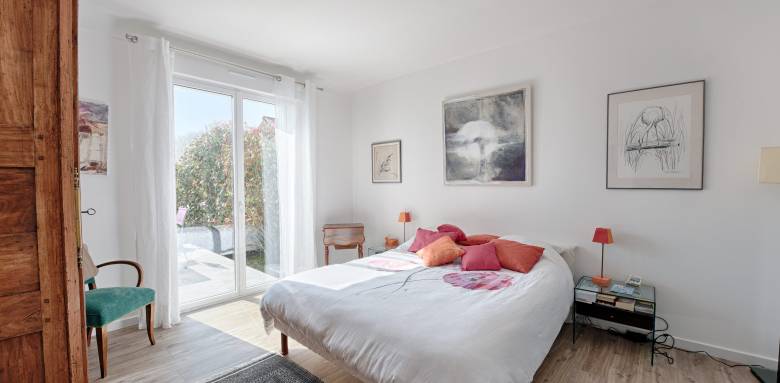 Chambre parentale donnant sur jardin avec salle de bain grand format attenant