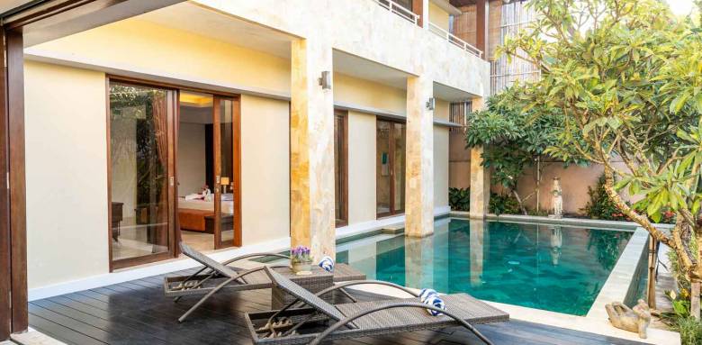 Une piscine dans un petit jardin 