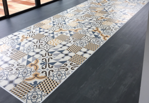 Mixer du parquet et des carreaux de ciment