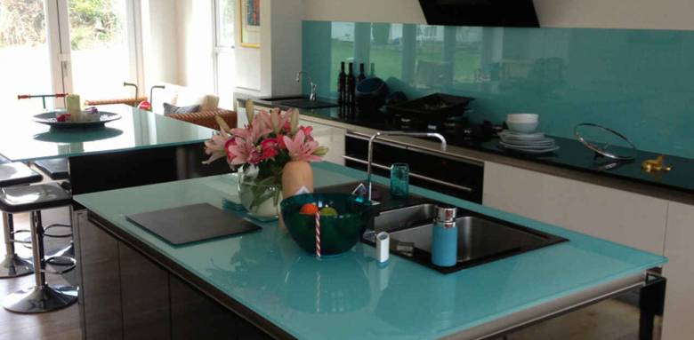 Plan de travail en verre, reflet turquoise