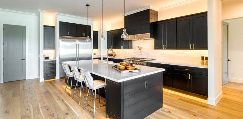 L'îlot central, pièce maîtresse d'une cuisine rénovée à Deauville