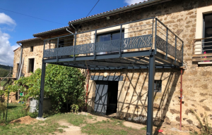 une terrasse métallique suspendue