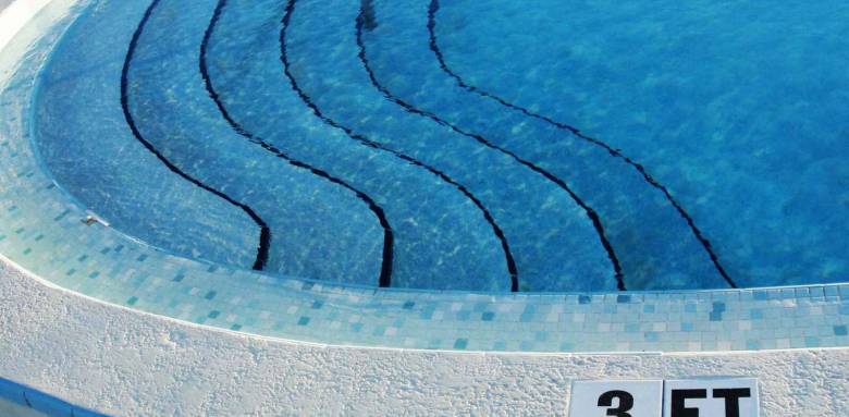 Escalier de piscine, la touche confort pour rentrer dans le bain - Coutances 50200