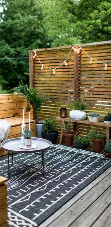 Terrasse aménagée avec diverses plantations