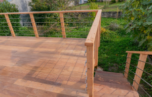 Terrasse sur pilotis idéale pour terrain en pente