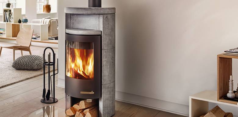 Poêle à bois en pierre ollaire avec réserve bûches