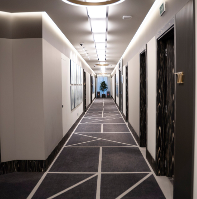 Moderniser les couloirs d’hôtel : éclairage, moquette et signalétique