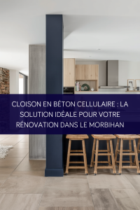 Cloison en béton cellulaire en cours de montage dans une maison en rénovation à Arzon.
