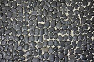 Exemple mur galets noirs vu proche