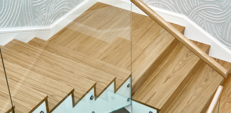 Escalier Métallique avec marches et contre-marches bois et garde corps verre