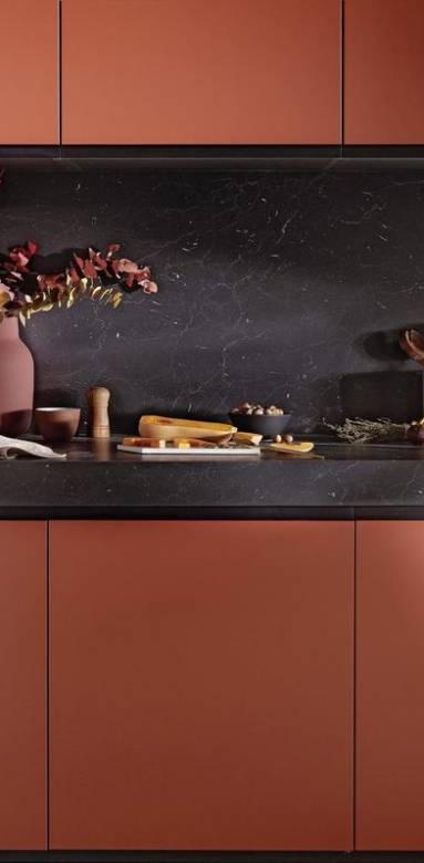 Cuisine Terracota avec crédence foncée