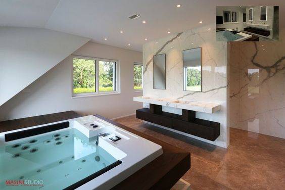 Salle de bain design avec jacuzzi - Hyères 83