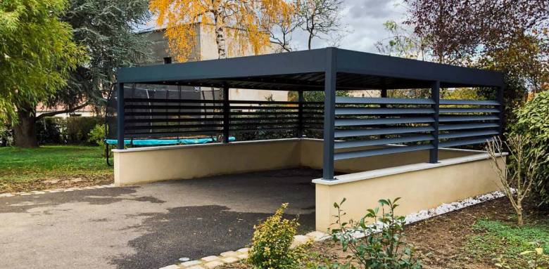 carport allu sur mesure sur structure latérale maçonnée