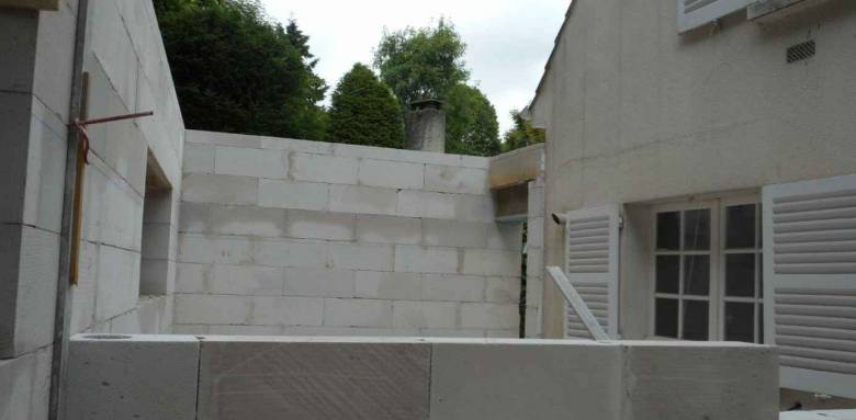 Création des murs de l'extension à Garches 