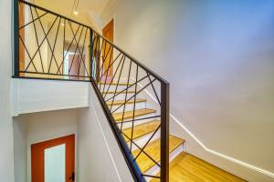 rambarde sur-mesure en métal asymétrique