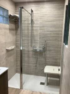 Aménagement de salle de bain PMR avec douche adaptée - Montauban 82