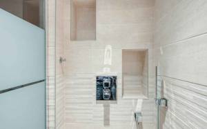 niche murale dans une douche