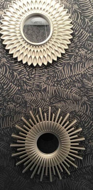 Habiller un mur avec un lé de papier peint