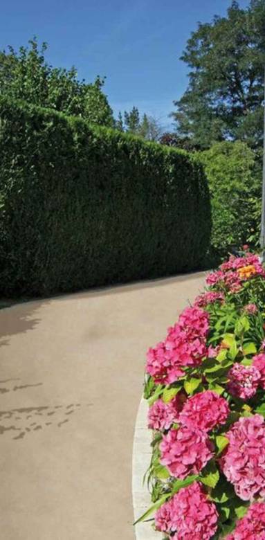 Comment créer et aménager son allée de jardin ? Allée de jardin en bois, goudronnée ou en graviers ?