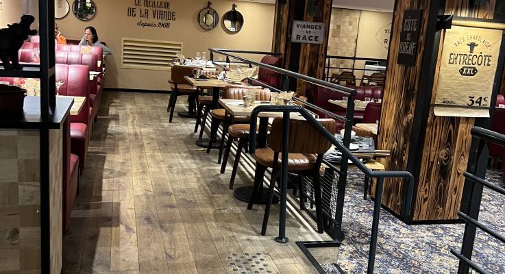 Sol et plafond rénovés pour cette salle de restaurant