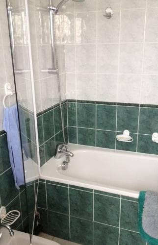 Salle de bain transformée en douché sécurisée après accident