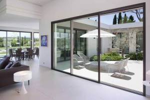 Magnifique baie vitrée avec larges ouvertures