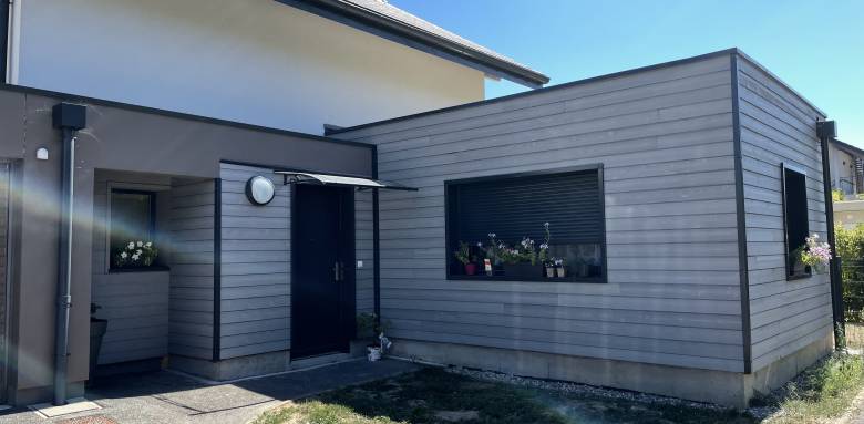 extension avec toit plat, apportant une touche de modernité à la maison