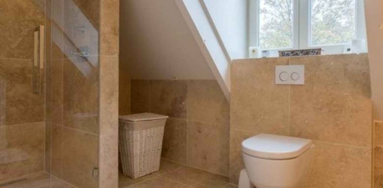 Espace douche en travertin