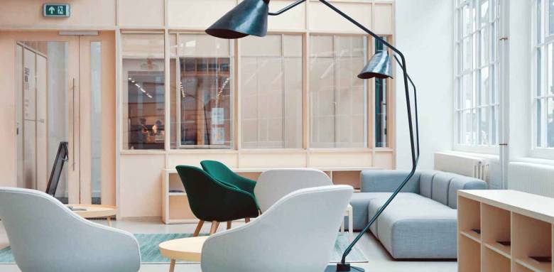 Une entrée avec une verrière en bois 