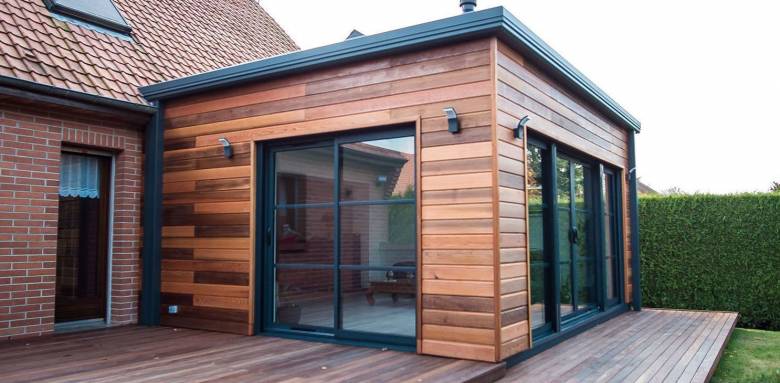 extension bois à toit plat avec baiex vitrées coulissantes