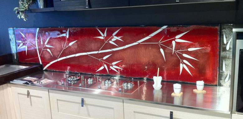 Crédence en verre teinté laque rouge et design japonisant -