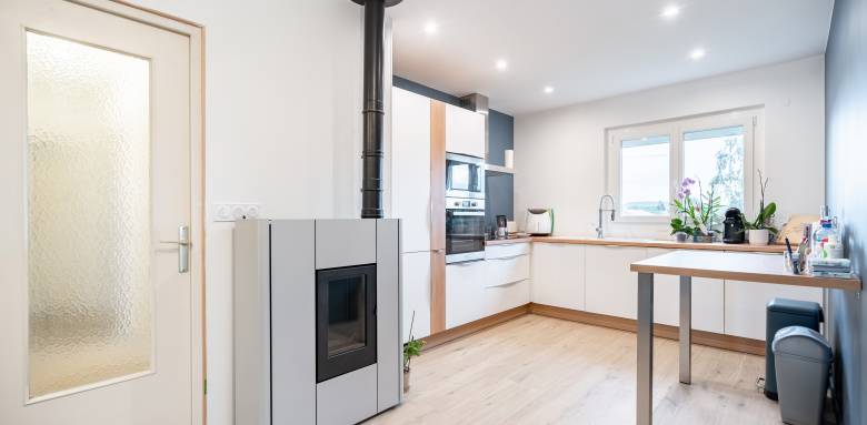 Winter is coming ...  pensez à l'installation d'un poêle ! Quelques exemples d'installation de pôeles à bois et à pellets - Agence La Maison Des Travaux Lyon Ouest Val de Saône