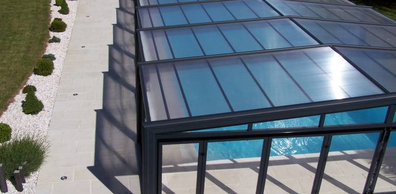 Aménagement abord de piscine dans jardin à Nantes - 44