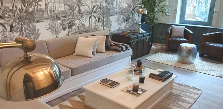 Salon maillane avec papier peint panoramique