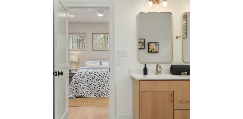 Comment aménager une salle de bain avec une porte donnant directement sur la chambre ? - Genêts 50530