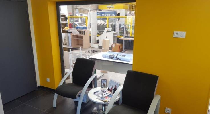 L'intérieur modernisé du garage Renault à Sées (61)