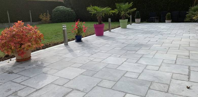 Terrasse en pierres naturelles grès grandes dalles -
