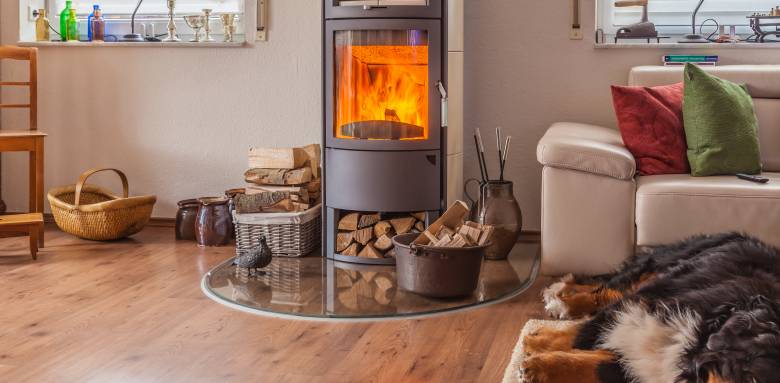 Un poêle à bois ou une cheminée pour se chauffer.