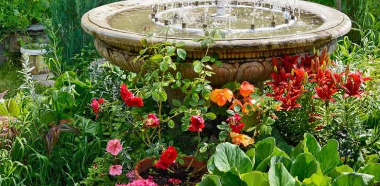 fontaine de jardin centrale en pierres