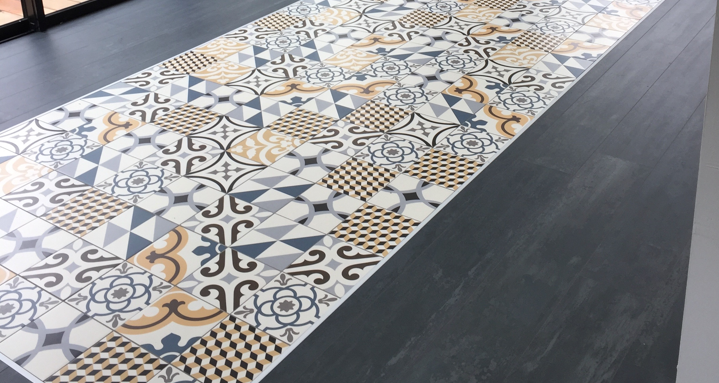 Mixer du parquet et des carreaux de ciment