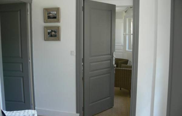 porte et contours de porte assortis, gris