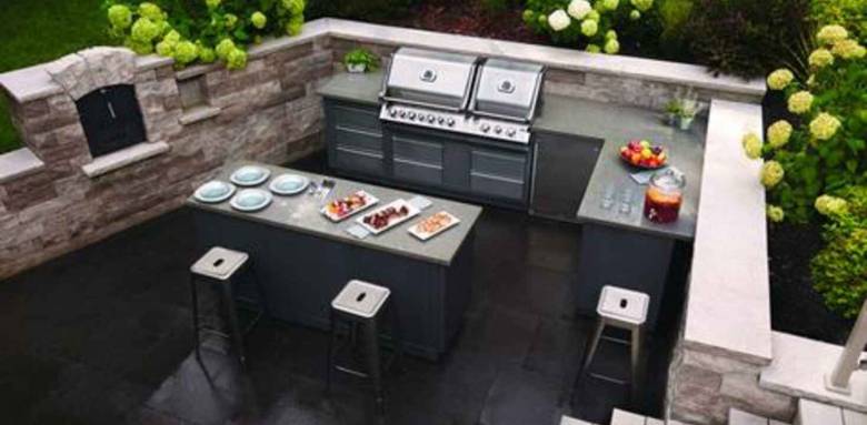 Double barbecue, four à pain et bar pour une cuisine d'été bien équipée