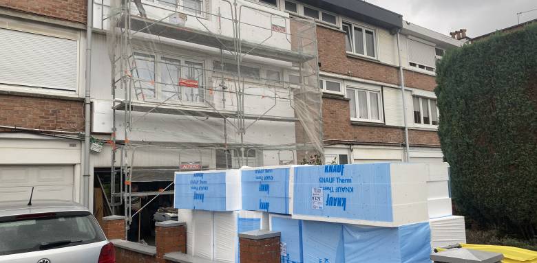 Mise en place par collage d'une ITE en polystyrène expansé PSE blanc