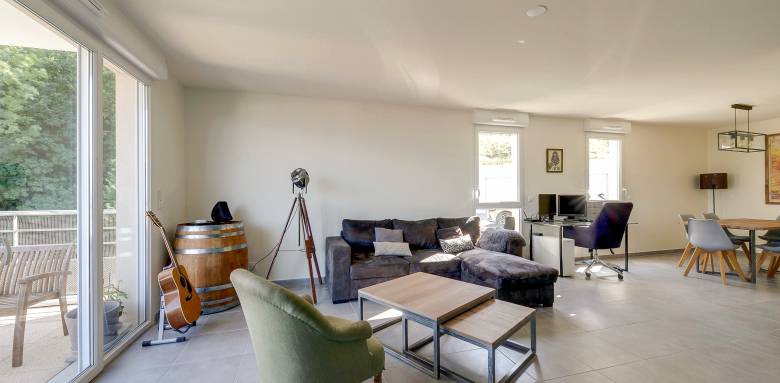 Fenêtres et baies vitrées connectées avec volets roulants