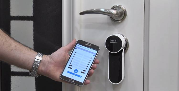 porte d'entrée connectée avec serrure intégrée