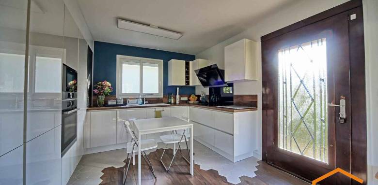 Cuisine ouverte avec sol différencié (Saintry-sur-Seine)